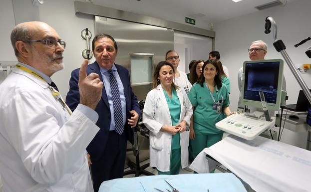 El consejero de Sanidad, Antonio María Sáez, visita la nueva Unidad de Braquiterapia del Hospital Clínico Universitario de Valladolid. 