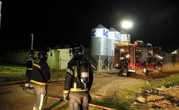 Miembros del cuerpo de bomberos supervisan la extinción del incendio en la nave de Agropecuarias Casares, donde se originó el suceso. 