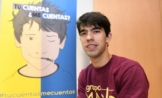 Álvaro Fernández, junto a la imagen de la campaña diseñada por la ilustradora Teresa García Corona.