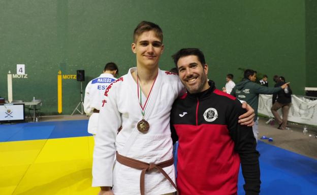 Tasio García junto a su entrenador. 