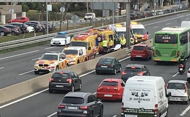 Servicios de emergencia atienden al taxista atropellado en la A-2.