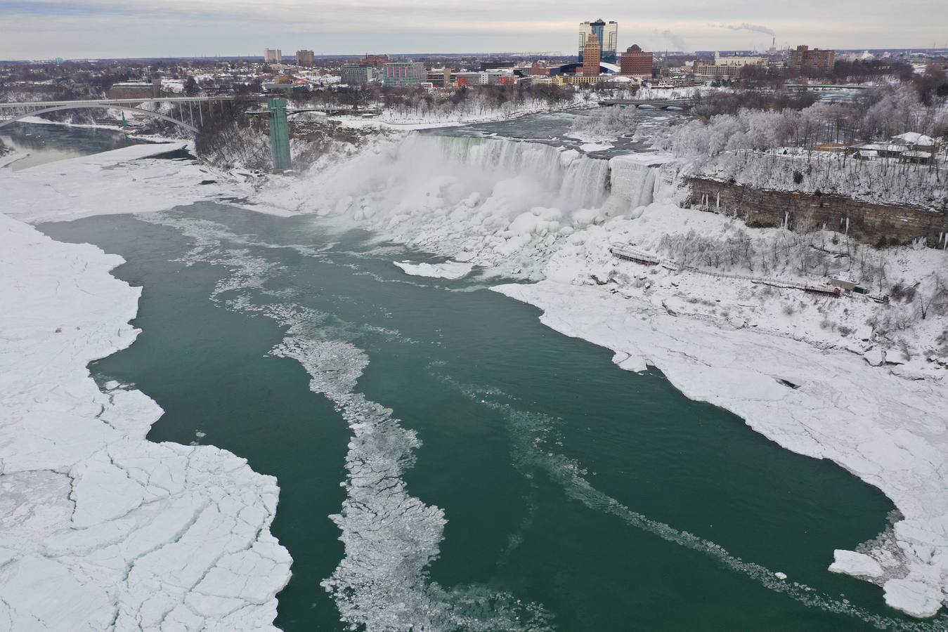 La ola de frío que arrasa la costa oeste de América ha hecho que los termómetros se desplomen hasta los 20 grados bajo cero dejando este impresioante paisaje polar