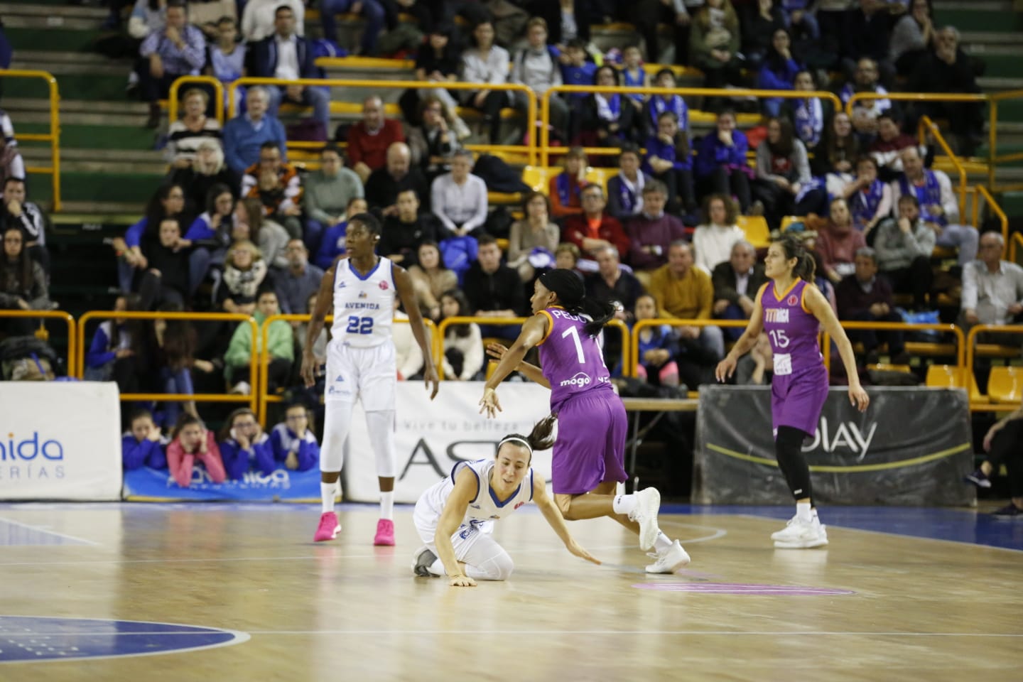 Asurmendi cae al suelo ante el TTT Riga. 