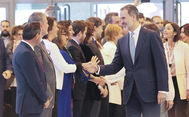 La consejera de Cultura y Turismo, María Josefa García Cirac, saluda a los reyes en la inauguración de Fitur 2019. 