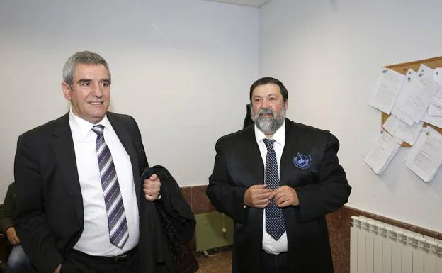 Julio Villarrubia, a la izquierda, y su abogado, Francisco Caamaño. 