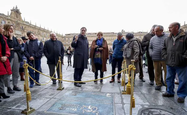 El alcalde de Salamanca, la secretaria de Estado de Universidades, el rector y la subdelegada del Gobierno, tras descubrir la placa.