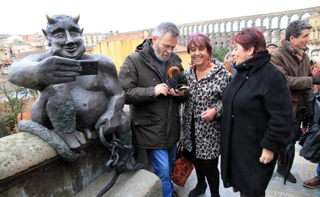 El autor, con la concejala de Turismo y la alcaldesa, junto a la estatua.