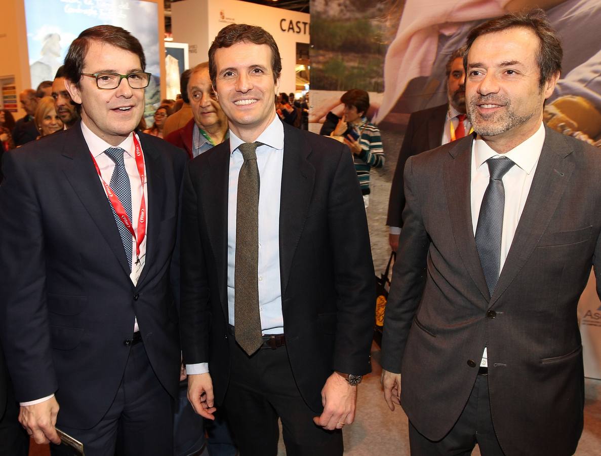 El presidente de PPCyL, Alfonso Fernández Mañueco, junto al presidente del PP, Pablo Casado, y el director general de Turismo de la Junta, Javier Ramírez, durante su visita al stand de la Junta.