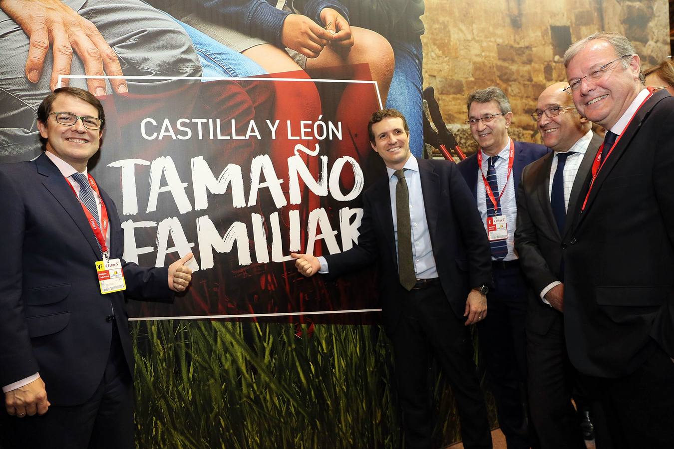 El presidente del PPCyL, Alfonso Fernández Mañueco, junto al presidente nacional del Partido Popular, Pablo Casado, en la visita al stand de Castilla y León.