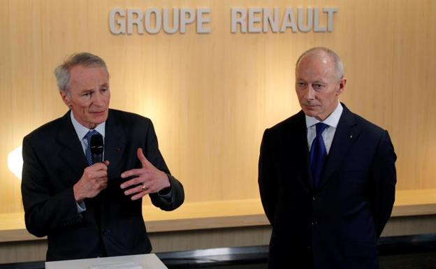 Jean-Dominique Senard, a la izquierda, junto a Thierry Bolloré, se dirige a los medios de comunicación minutos después de su nombramiento como presidente de Renault. 