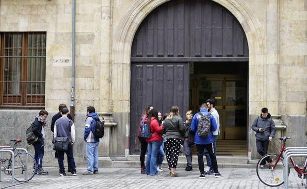 Estudiantes universitarios a las puertas de la Facultad de Traducción y Documentación. 