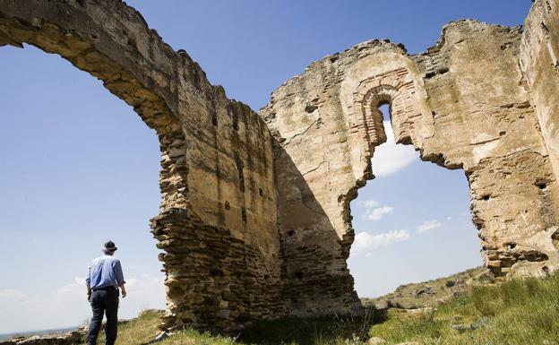 Ruinas de la ermita de San Isidro, en el yacimiento de petroglifos. 