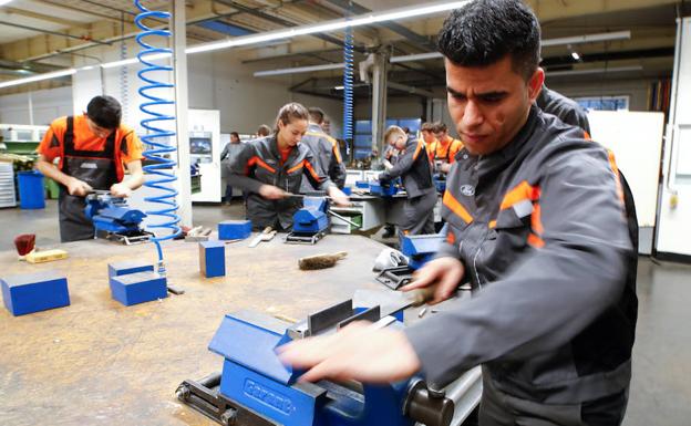 Un joven inmigrante afgano participa en un taller de integración laboral.