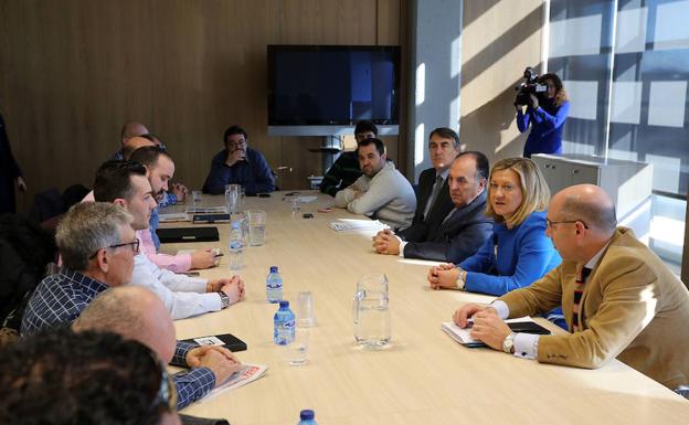 Pilar del Olmo y el administrador único de la empresa Imedexsa, Gregorio Peña, durante la reunión con el comitéde empresa.