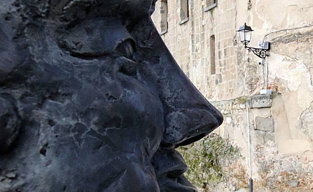 Cámara colocada en la pared de la Casa de las Cadenas, declarada BIC. 