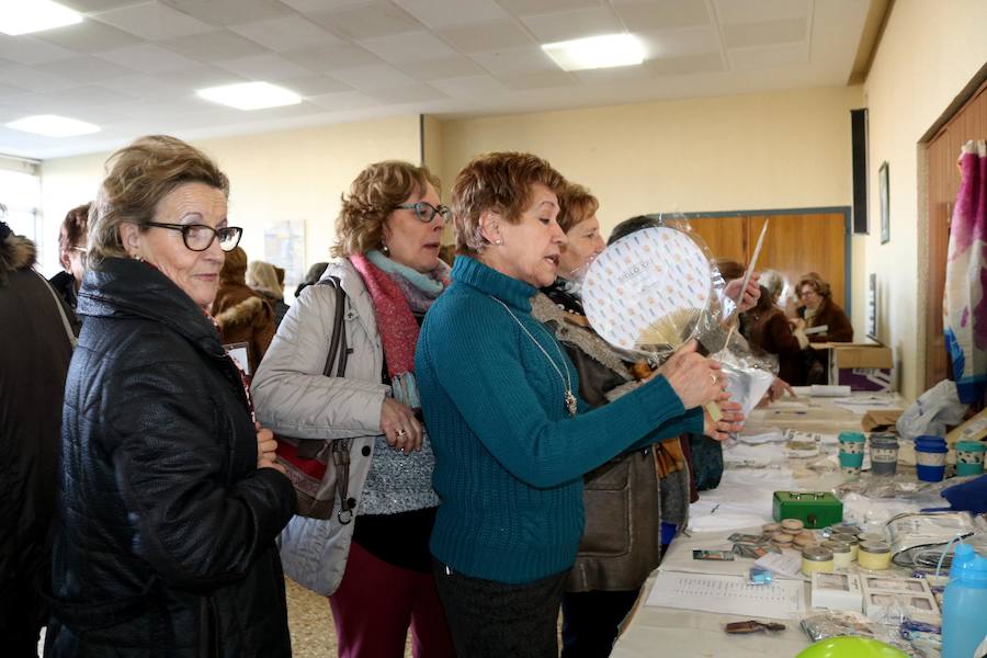 Voluntarias y delegadas observan el material de la campaña de Manos Unidas contra el hambre. 