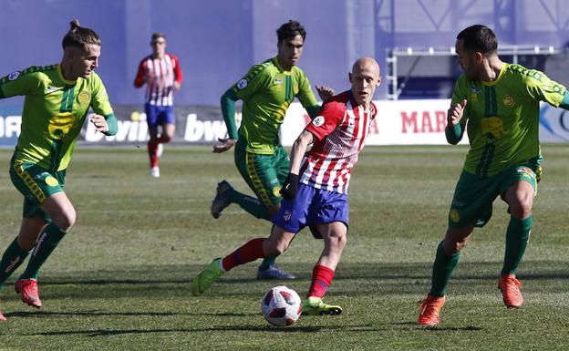 Góngora, Ribelles y Ayoze persiguen a un jugador del Atlético de Madrid B. 