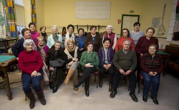 La asociación de Nuestra Señora de Tiedra Vieja, en la escuela en la que realizan sus actividades, incluidas las aulas de cultura de la Diputación Provincial, en Tiedra. 