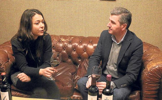 Ana Carazo y José Manuel Pérez Pascuas conversan en la Gastroteca La Pícara, en Aranda de Duero.