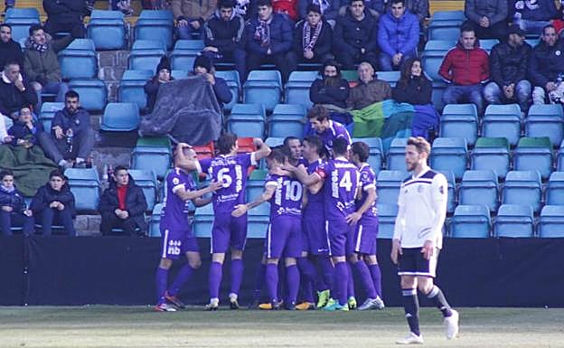 Los jugadores del Burgos celebran el tanto en el Helmántico. 