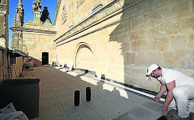 Un operario trabaja en el futuro mirador de San Esteban, que podrá visitarse dentro de un mes aproximadamente junto a una exposición sobre la Escuela de Salamanca.