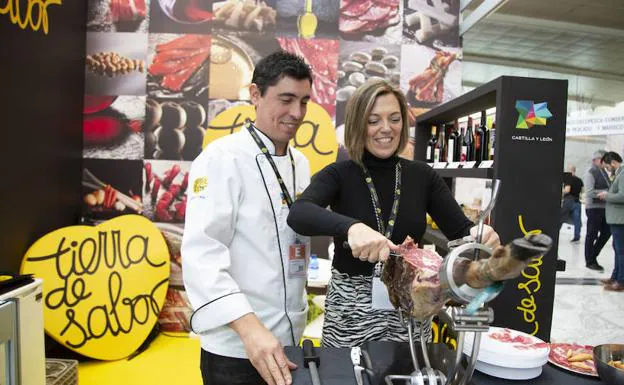 La consejera de Agricultura, Milagros Marcos, en el estand de Castilla y León en Madrid Fusión, junto al cortador de jamón Diego Hernández.