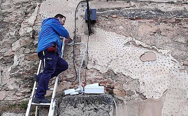 El técnico retira la cámara que apuntaba a la escultura del diablo Segodeus.