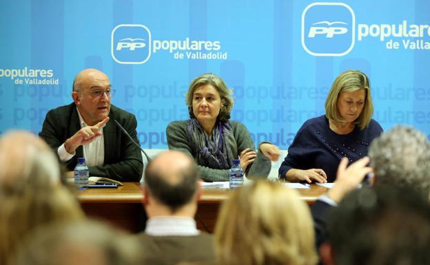 El presidente del PP de Valladolid, Jesús Julio Carnero, la candidata a la Alcaldía de la ciudad, Pilar del Olmo, y la vicesecretaria de Política Sectorial, Isabel García Tejerina (centro). 