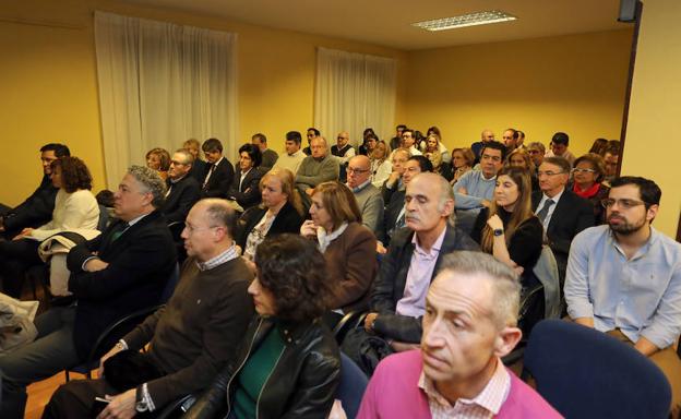 Imagen principal - Comparecencia previa a la reunión de la Comisión Provincial Ejecutiva del PP de Valladolid. 