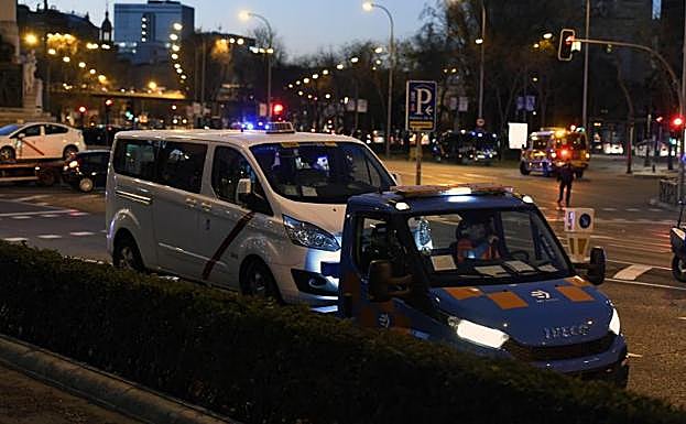 Varias grúas municipales retiran taxis del Paseo de la Castellana de Madrid.