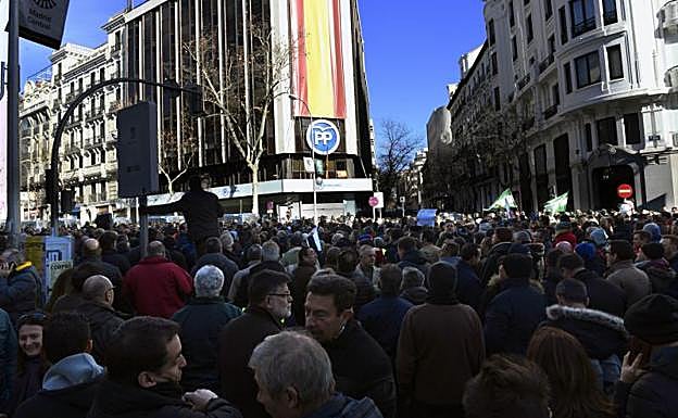 Taxistas en la madrileña calle Génova, sede del PP.