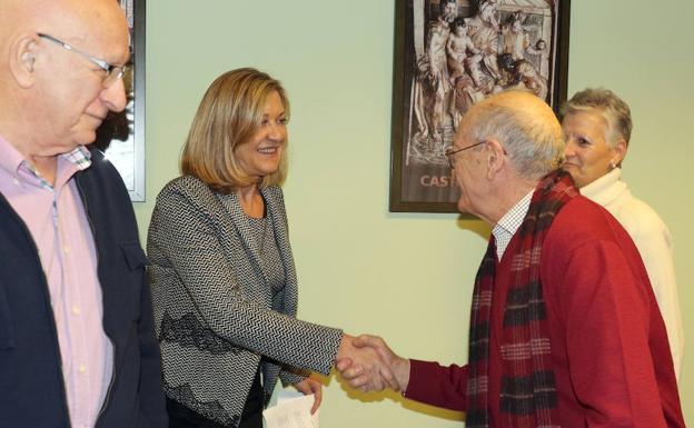 Pilar del Olmo saluda a los representantes de las asociaciones de jubilados y pensionistas. 