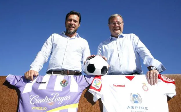 Óscar Puente, alcalde de Valladolid, y Antonio Silván, alcalde de León, posan con las bufandas del Real Valladolid y de La Cultural Leonesa en noviembre de 2017.
