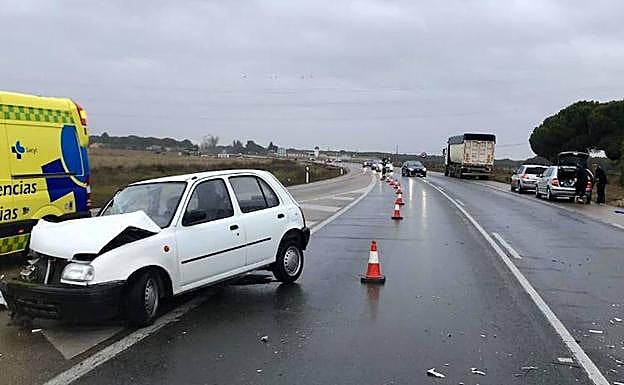 Imagen principal - Colisión entre un turismo y un camión en la N-601, a la altura de la localidad vallisoletana de Hornillos de Eresma. 