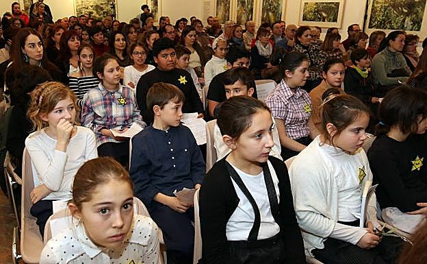 Alumnos del CEIPFray Juan de la Cruz y del IESMaría Moliner, en el acto celebrado en La Alhóndiga.