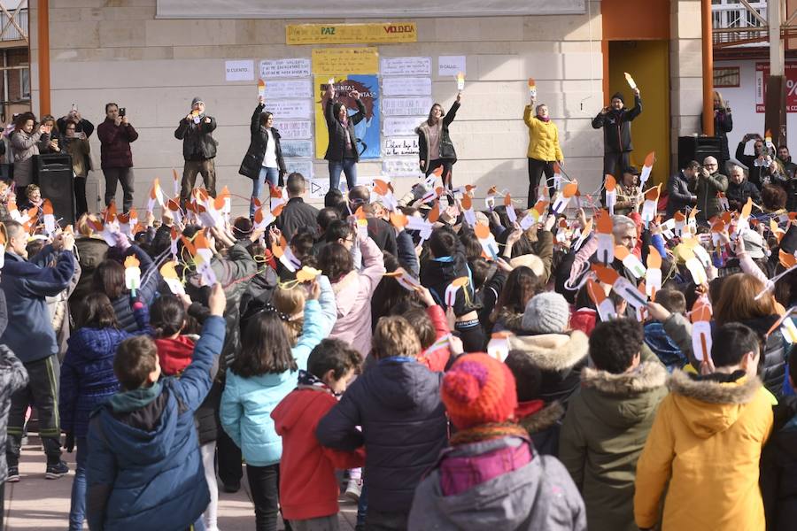 Alumnos del CEIP Miguel Delibes, Gonzalo de Córdoba, Pedro Gómez Bosque, CEP Pio Obregón e IES Ferrari, en la plaza de la Solidaridad. 