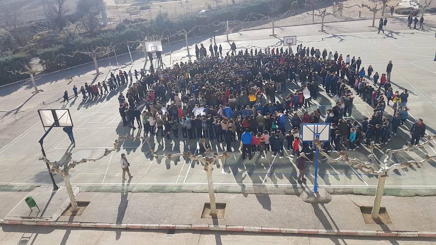 El centro Vedruna del Colegio Ave María de Valladolid festejó el Día de la Paz con una gran espiral titulada «Unidos por la Paz».