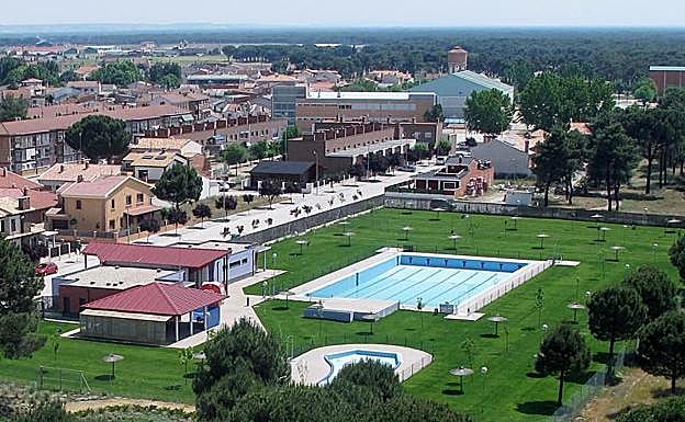 Imagen aérea de las piscinas municipales de Pedrajas de San Esteban. 