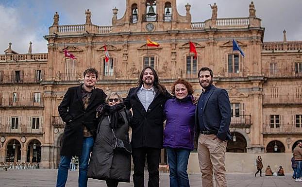 Antonio Espejo, en el centro de la imagen, posa con los miembros de su candidatura en la Plaza Mayor. 