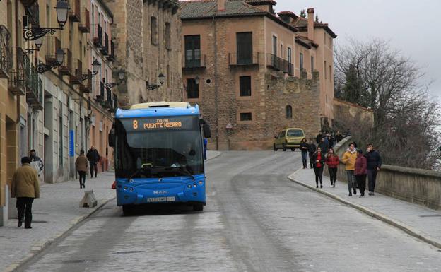 Galería. Reapertura al tráfico en los dos sentidos de la calle San Juan de Segovia.