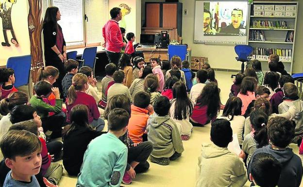 Los alumnos escuchan a Pablo Tejedo durante la videoconferencia. 
