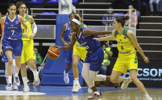 Jewell Loyd, la estrella del partido, bota el balón ante una rival de Sopron. 