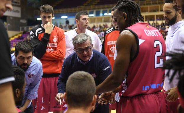 Paco García da instrucciones a sus jugadores durante un tiempo muerto.