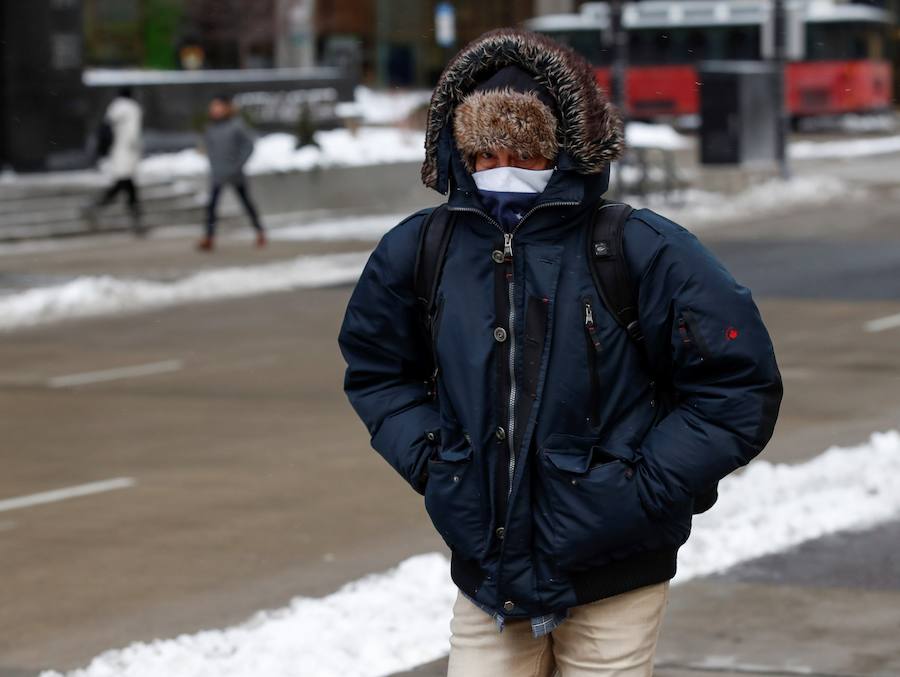Las temperaturas extremas dejan ocho muertos en los estados de Illinois, Wisconsin, Iowa y Nebraska, y varios casos de congelamiento. En algunos casos han desplomado los termómetros hasta los 40 grados bajo cero, por lo que las autoridades han instado a la ciudadanía a extremar la precaución.