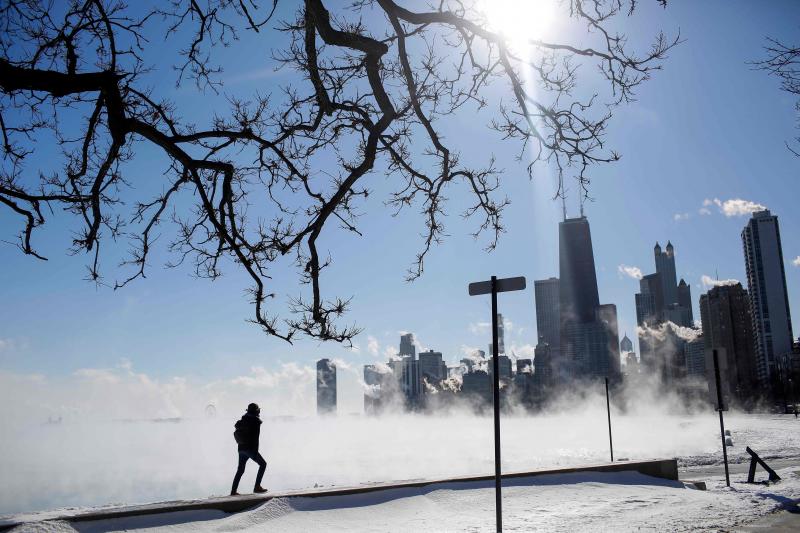 Las temperaturas extremas dejan ocho muertos en los estados de Illinois, Wisconsin, Iowa y Nebraska, y varios casos de congelamiento. En algunos casos han desplomado los termómetros hasta los 40 grados bajo cero, por lo que las autoridades han instado a la ciudadanía a extremar la precaución.