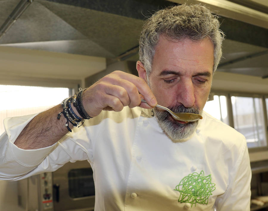 Pepe Solla prueba uno de sus guisos en la Escuela de cocina Alcazarén, la semana pasada. 