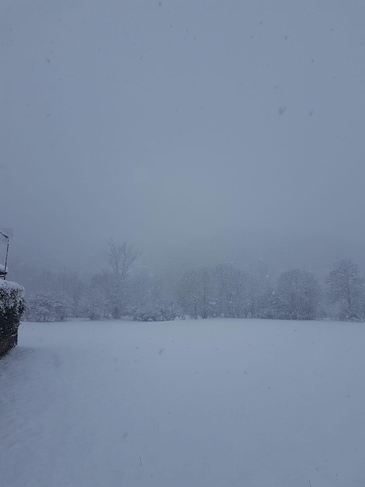 La nieve cierra dos puertos en León y Burgos, embolsa camiones en la A-52, en Sanabria, y obliga a usar cadenas en tres tramos. En las fotos, imágenes de León capital y de la provincia de León