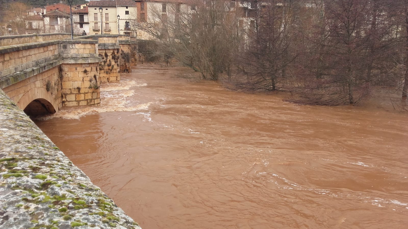 El río Arlanza anega zonas de la ribera a su paso por Covarrubias. 