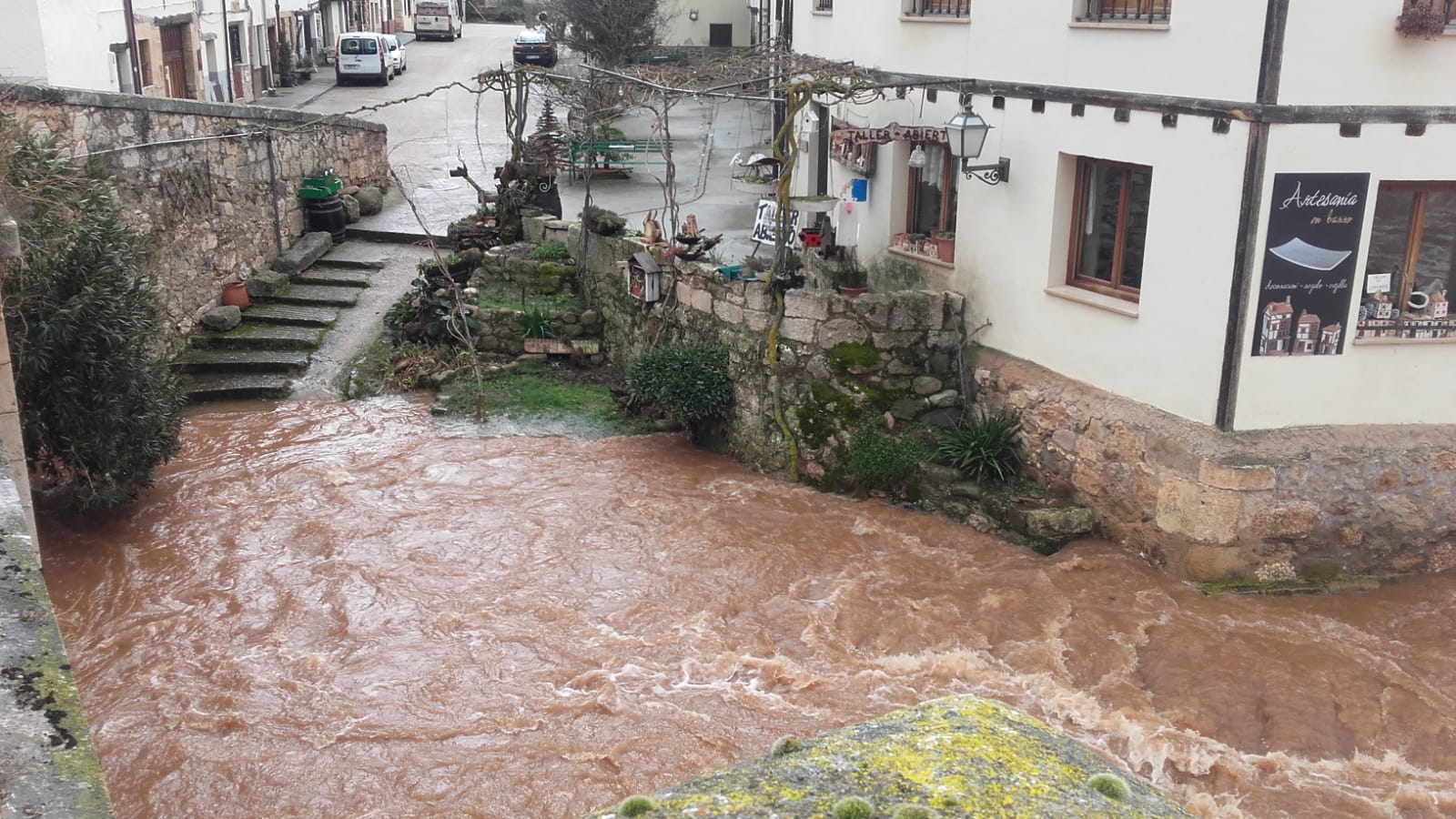 El río Arlanza anega zonas de la ribera a su paso por Covarrubias. 