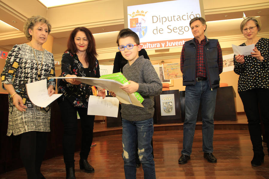 Fotos: Entrega de premios del concurso Marcapáginas de la Diputación Provincial.